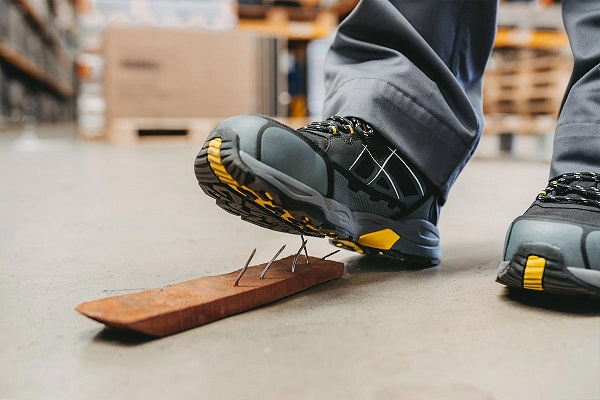 NFC-embedded safety shoes-