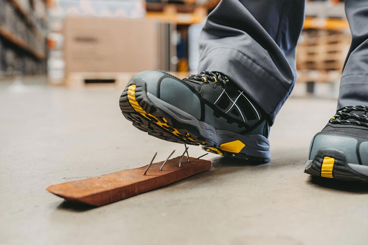 NFC-embedded safety shoes