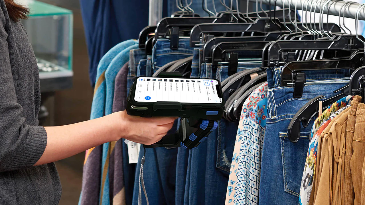 How does RFID technology ensure that exhibitions are not congested